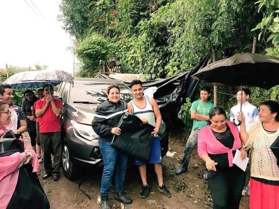 En lugar de alimentos, diputados de ARENA reparten plástico a familias afectadas por lluvias en-lugar-de-alimentos-diputados-de-arena-reparten-plastico-a-familias-afectadas-por-lluvias